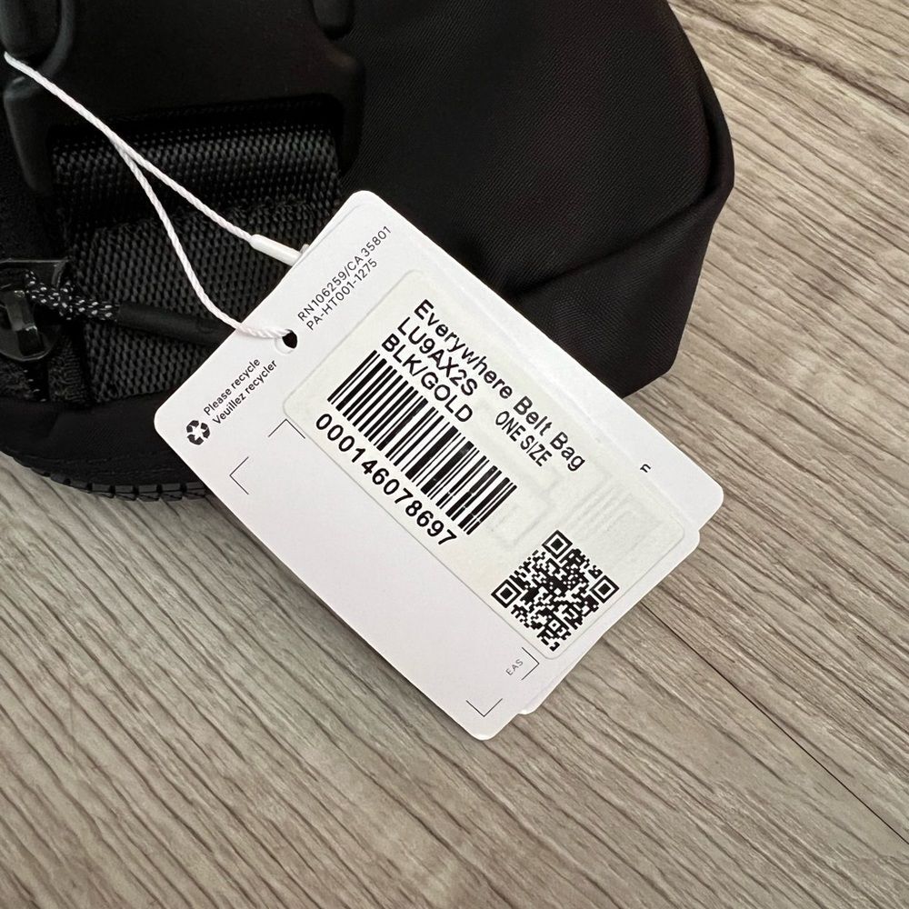 Lululemon Everywhere Belt Bag 1L (the smaller)-Black/Gold-NEW!! - Picture 6 of 8